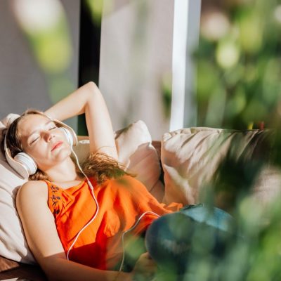 Jak vytvořit ideální večer pro sebe: 5 nápadů na relaxaci a inspiraci