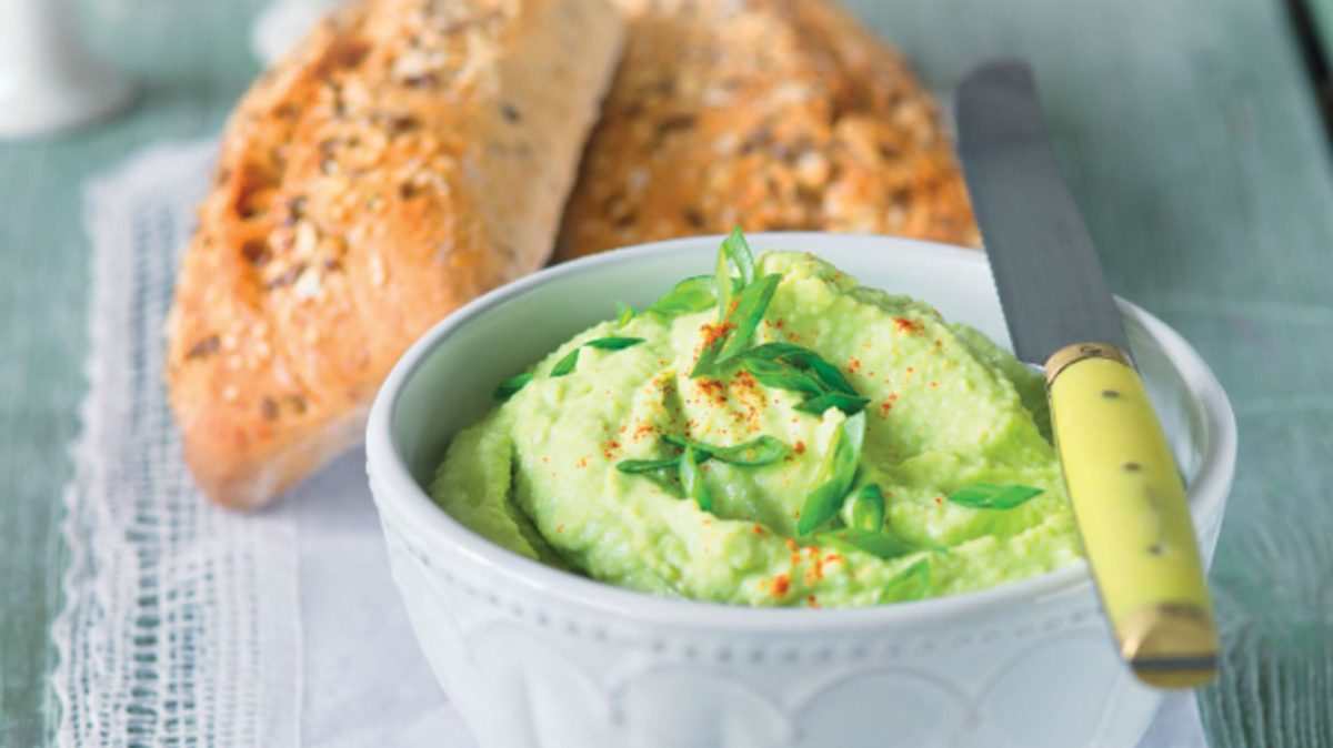 Zdravý avokádová pomazánka s vajcom