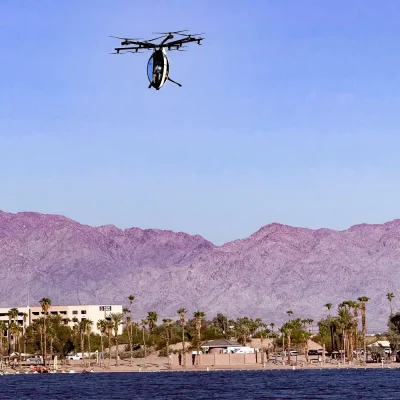 Keďže nemôže lietať vo Francúzsku, Marseillčan Franky Zapata uvádza svoj lietajúci automobil v USA