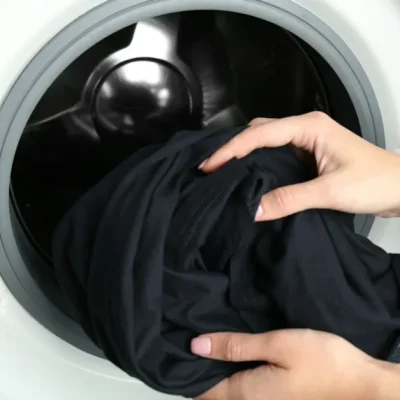 Trik s octom: Ako udržať čierne oblečenie ako nové pri praní