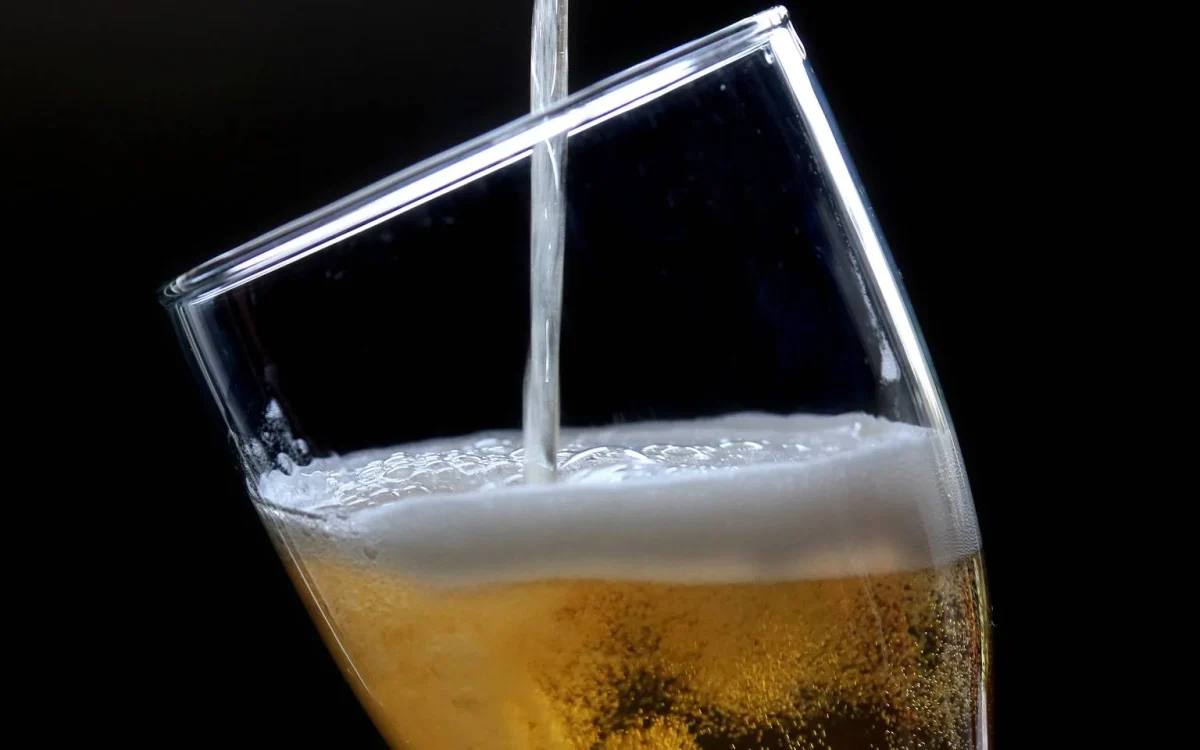 Pivovar Carlsberg predstavuje najmenšiu fľašu piva na svete